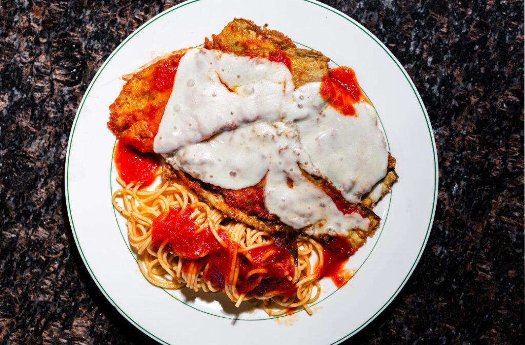 Which Italian Trays Make Hosting Easier For Large Groups?